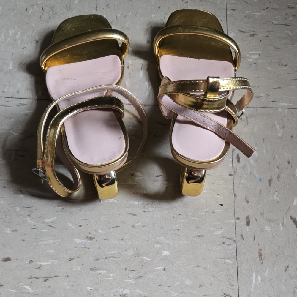 Elegant Gold Strappy Sandals - Picture 4 of 4